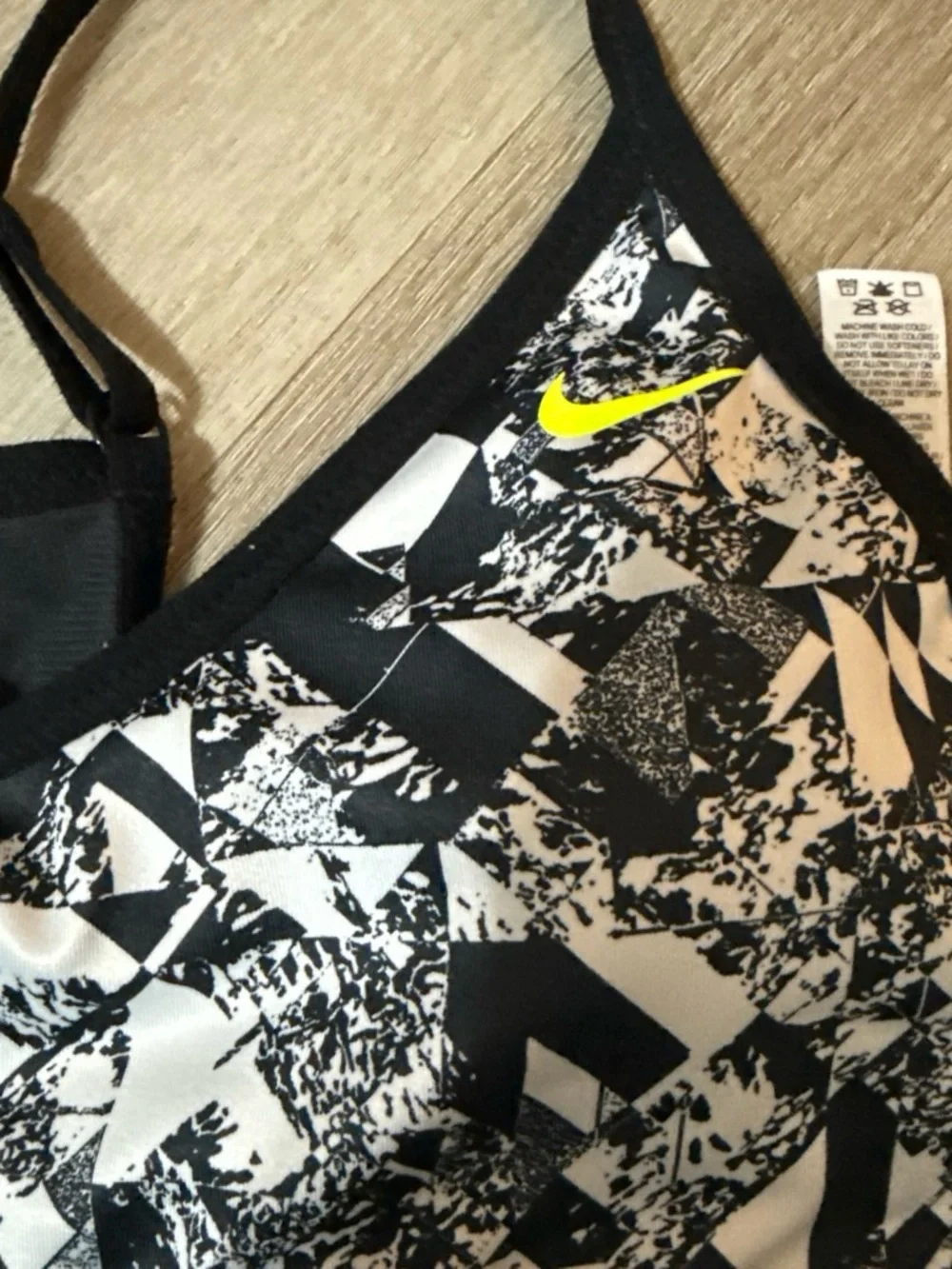 Nike Monochrome Geometric Print Light Support Sports Bra Size (Large in Women’s)